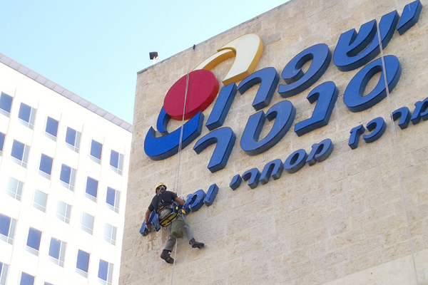 ניקוי שלט חוצות