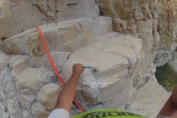 התקנת עיגונים לגלישה ממצוקים בנחל רחף