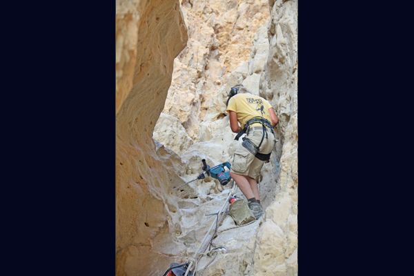 התקנת אמצעי בטיחות למטיילים בנחל תמר