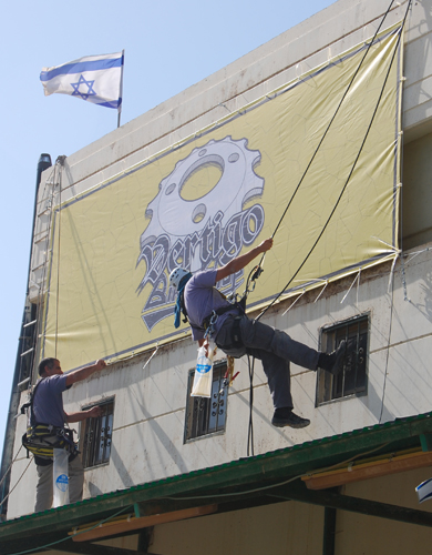 התקנת שילוט ותאורה בגלישת בניין  (סנפלינג)